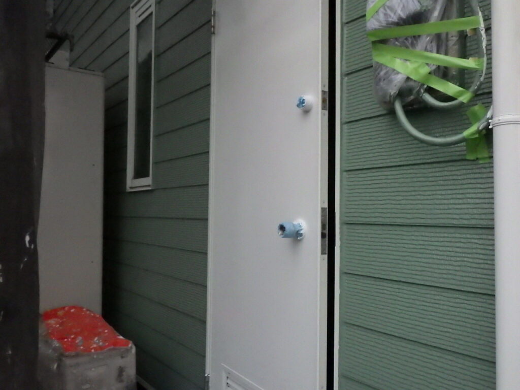 勝手口ドア上塗り塗装終了です