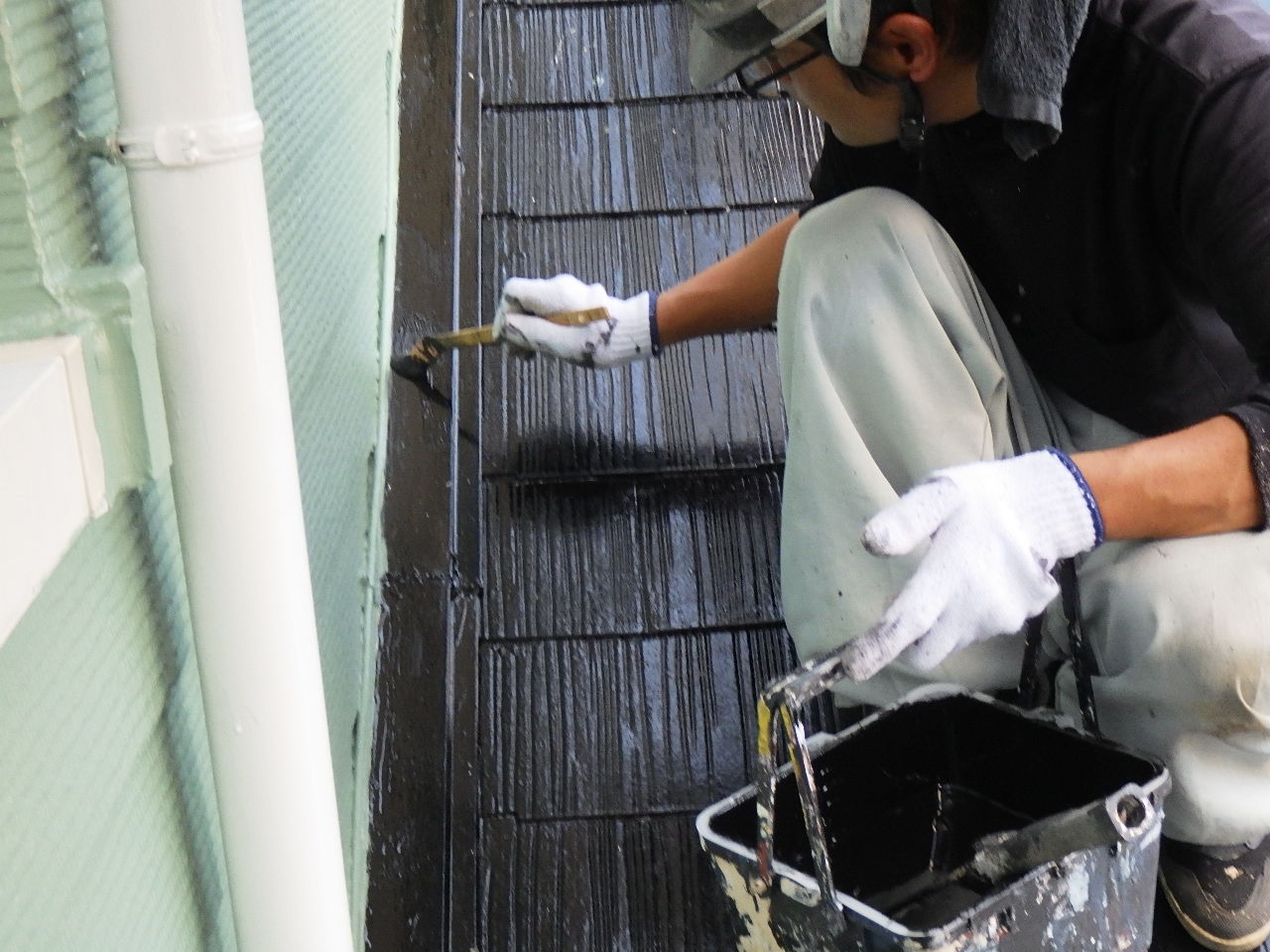 下屋根の上塗り塗装中です