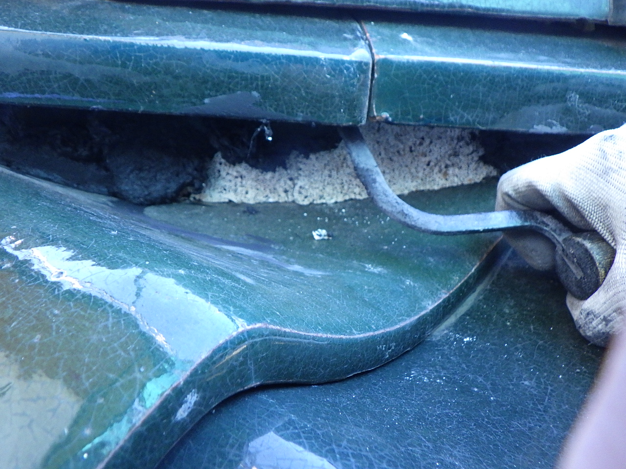 下屋根の漆喰詰め中です