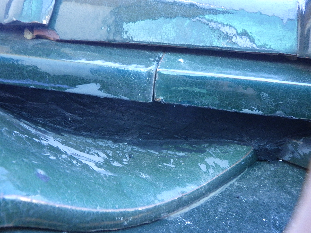 下屋根の漆喰詰め終了です