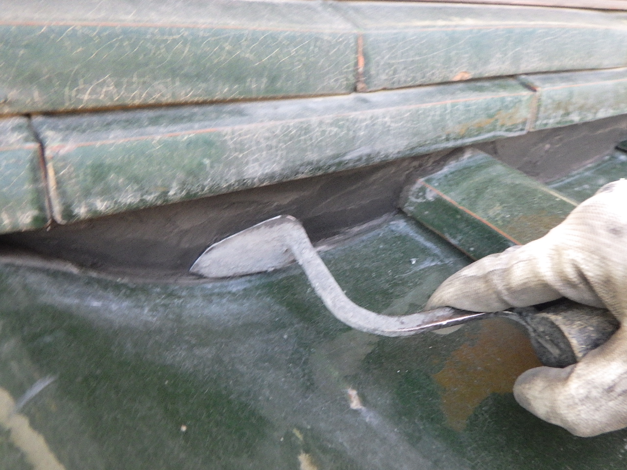 下屋根の漆喰詰め仕上げ中です