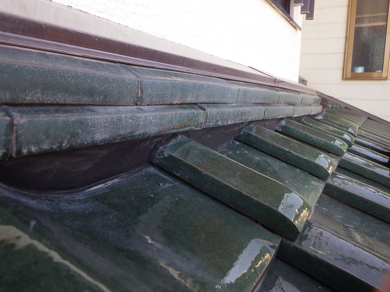 下屋根の漆喰詰め仕上げ終了です