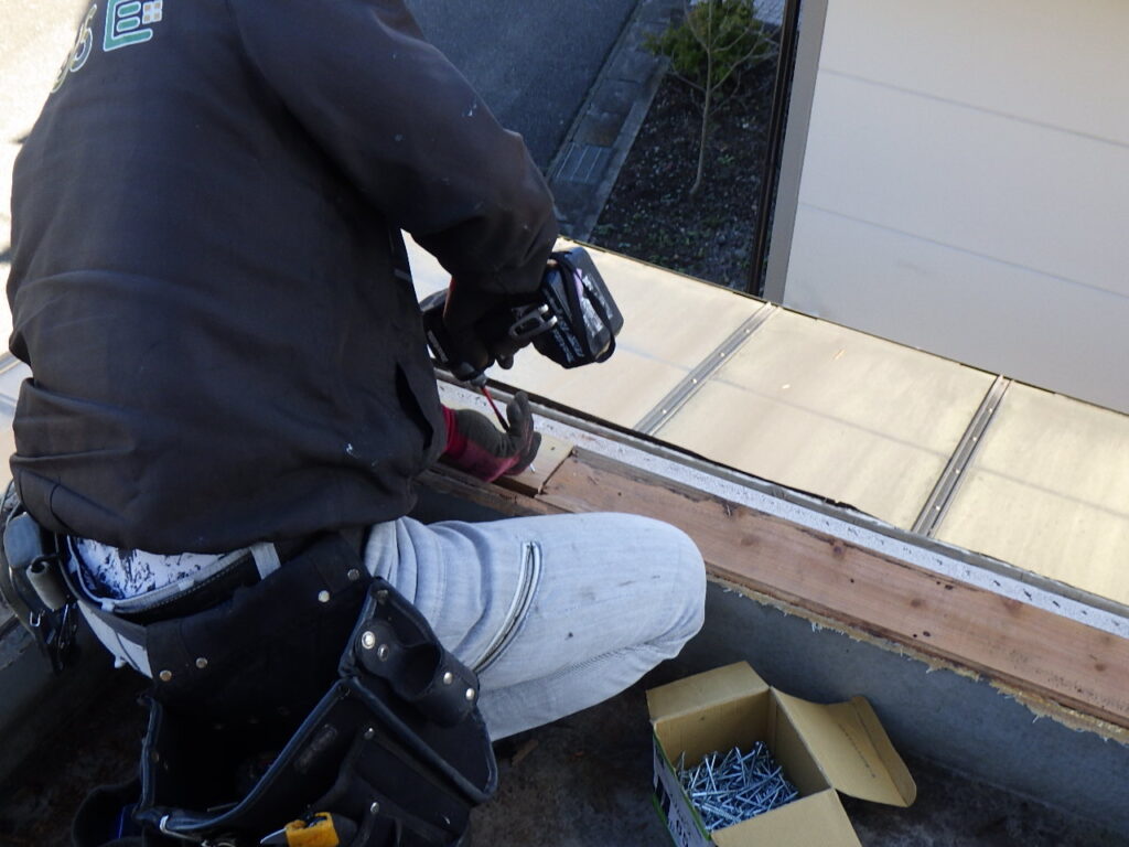 新規笠木下地を取り付けました