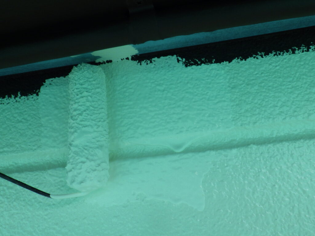 軒天取り合い塗装中塗り中です