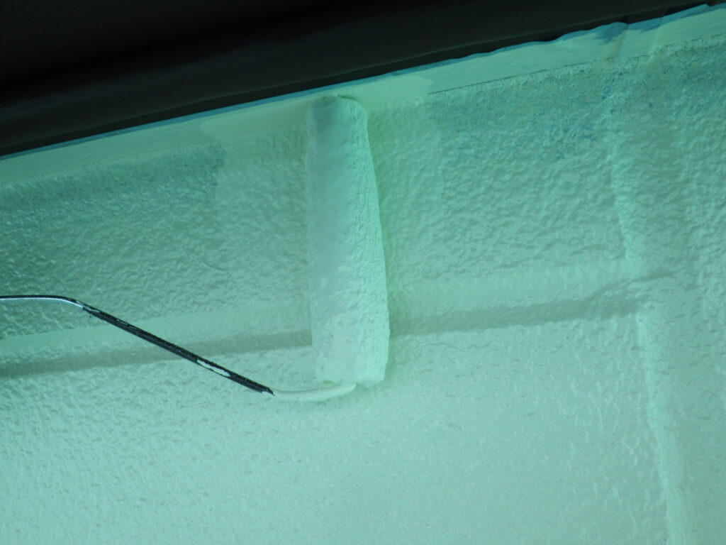 軒天取り合い塗装上塗り中です