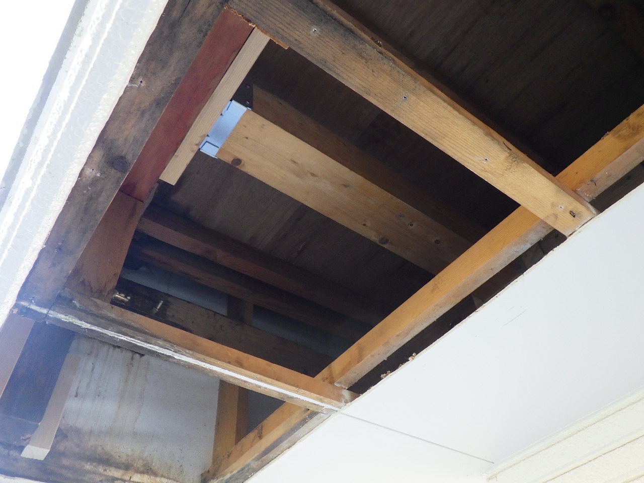 軒天内部の補強作業