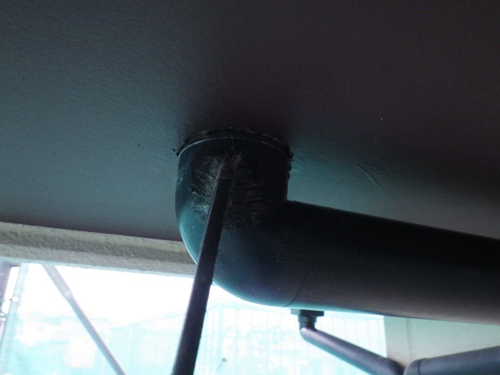 竪樋の中塗り塗装中です