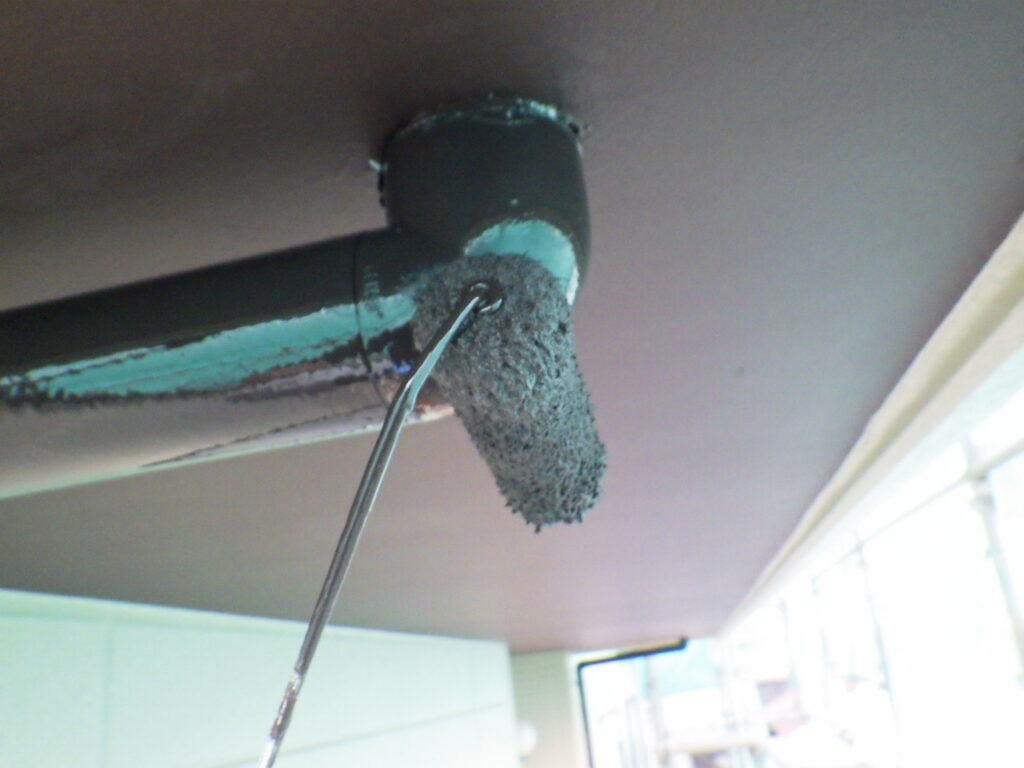 竪樋の中塗り塗装中です