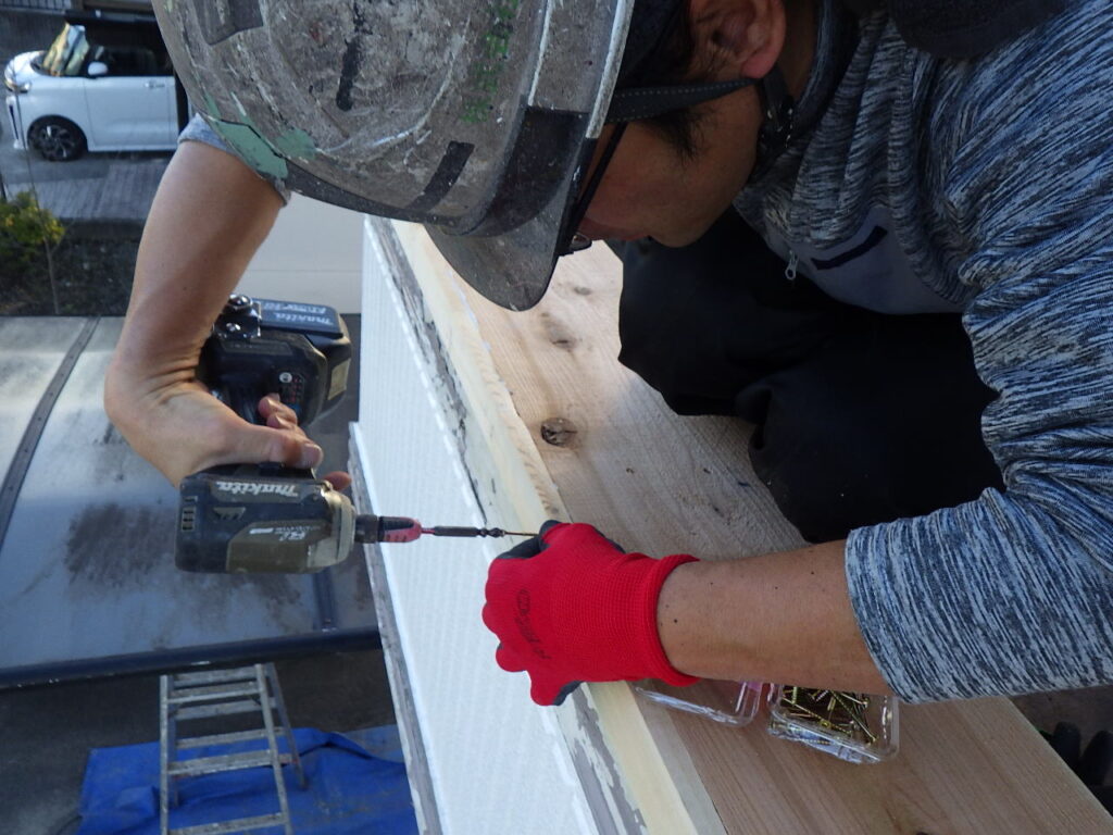 笠木下地の取り付け中です