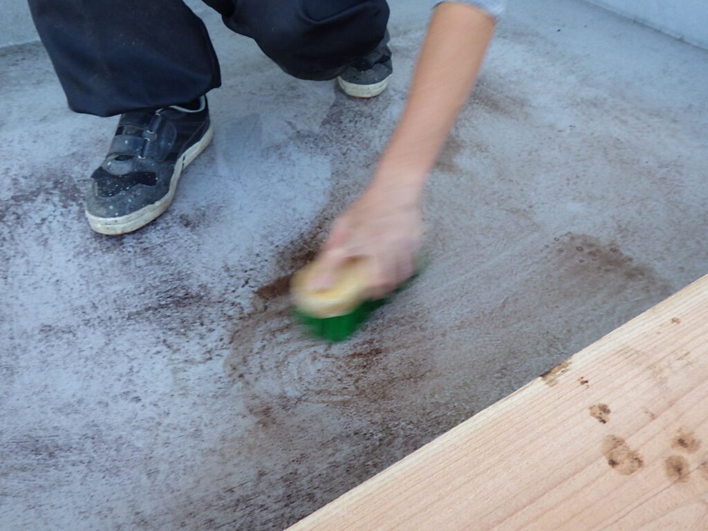 玄関屋根のケレン中です