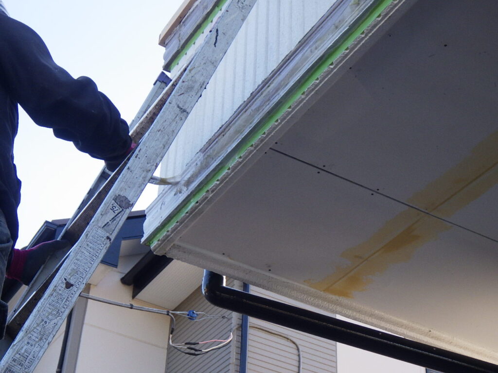 幕板の下塗り中です