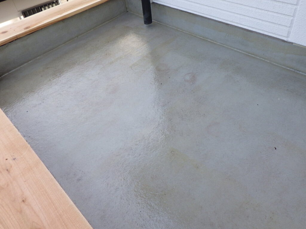 玄関屋根のプライマー塗布終了です