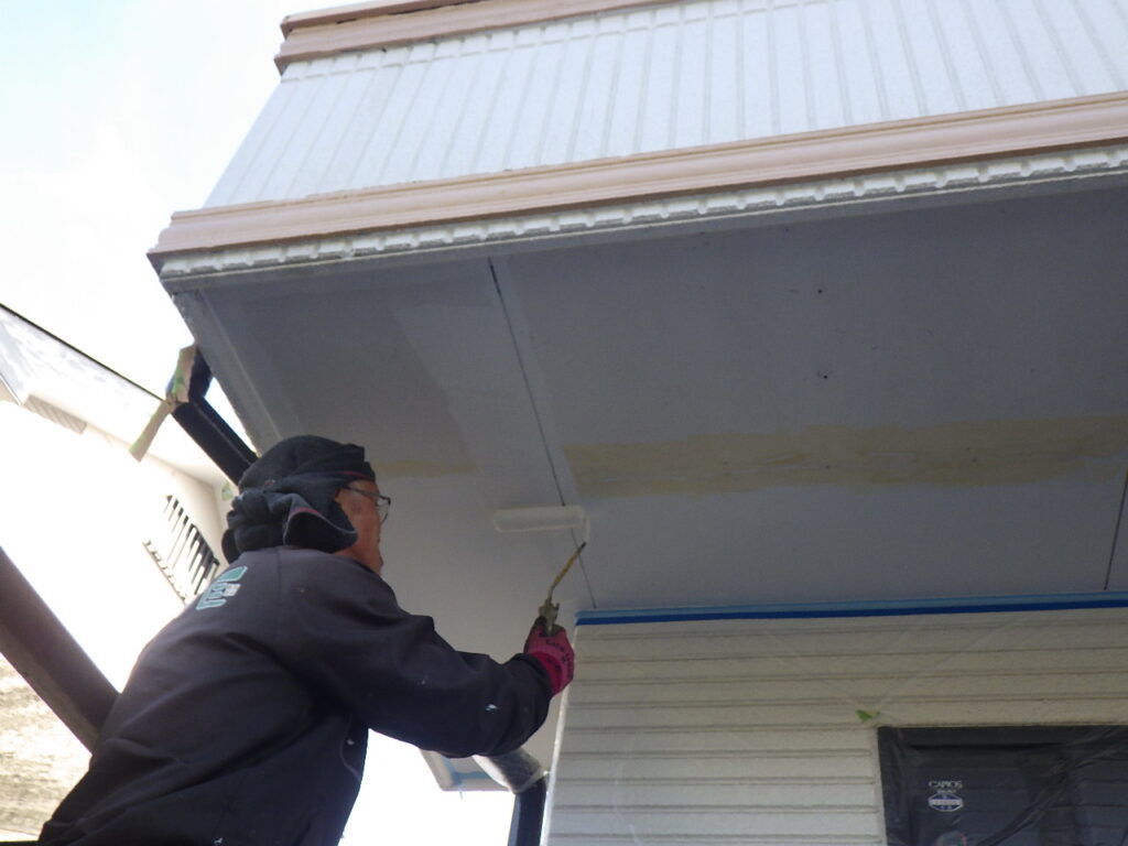 軒天の１回目塗装中です