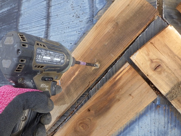 棟木の撤去中です