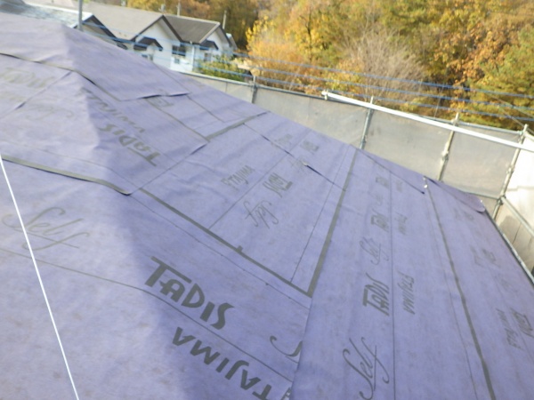 ルーフィングの貼り付け終了です