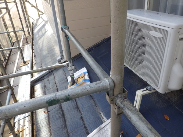 洗浄前の下屋根の状態です