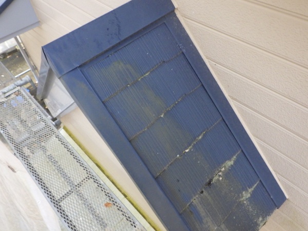 洗浄前の下屋根の状態です