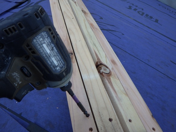 新規棟木の取り付け中です