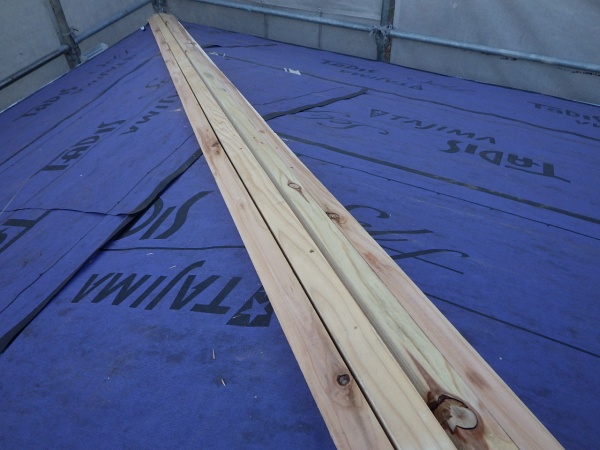 新規棟木の取り付け中です