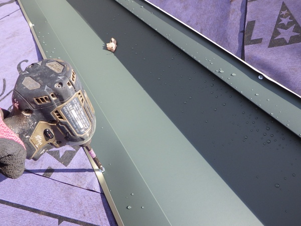 谷樋の取り付け中です