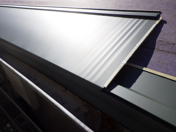 西面ルーフの貼り始まりです