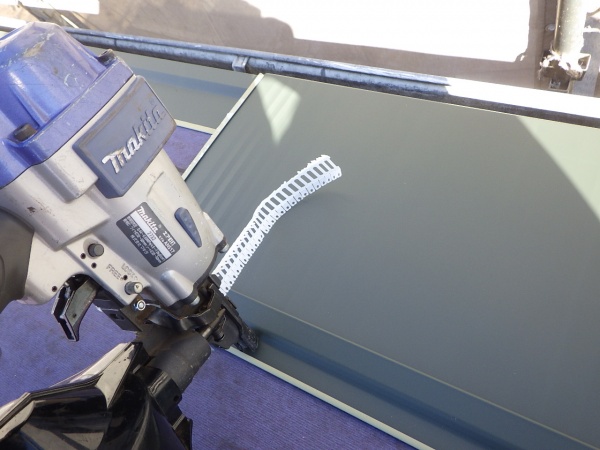 １枚目のルーフ固定中です