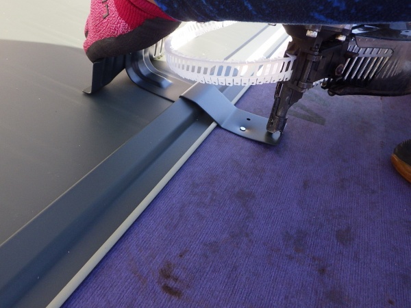 雪止めの取り付け中です