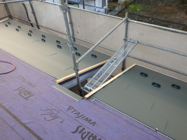 段違いのルーフ貼り付け前です