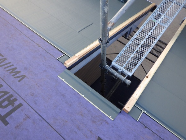 段違いのルーフ貼り付け前です