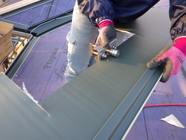 ルーフの加工中です