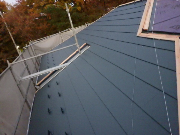 北面のルーフ取り付けが終了ました