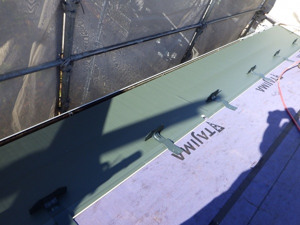 雪止めの取り付け中です