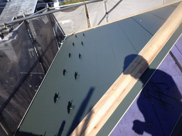 西面ルーフの取り付け終了です