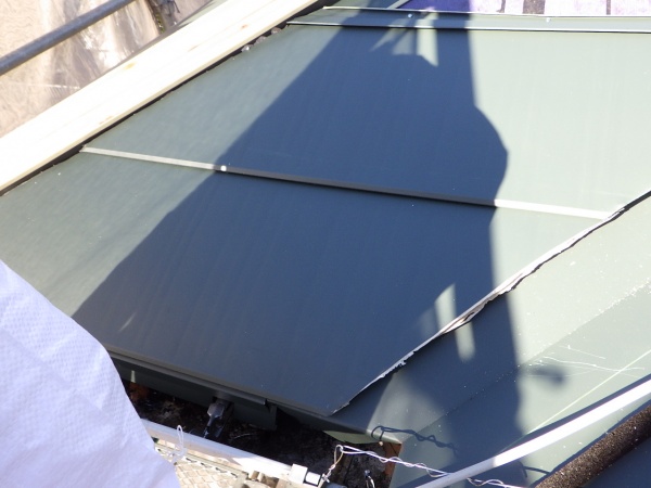 谷樋周りのルーフ貼り付け中です