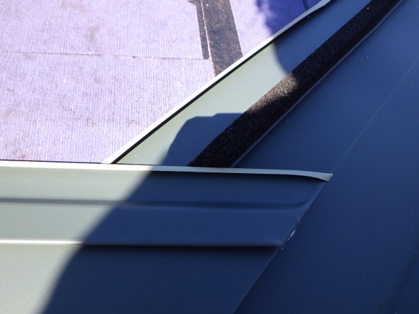 ルーフと谷樋の取り合いです