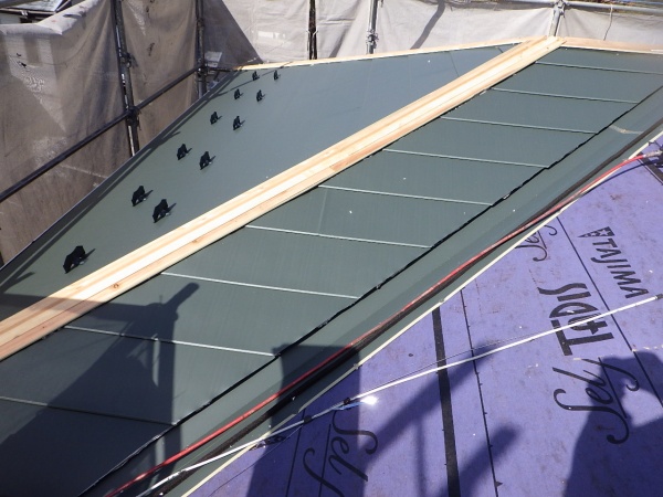 谷樋左面のルーフ貼り付けが終了しました