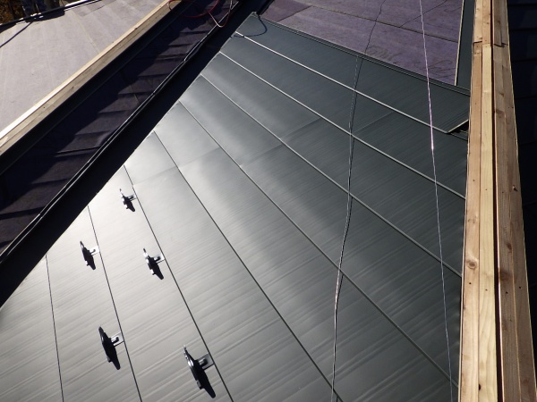 谷樋右面のルーフ貼り付け中です