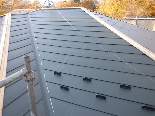 谷樋右面のルーフ貼り付け終了です