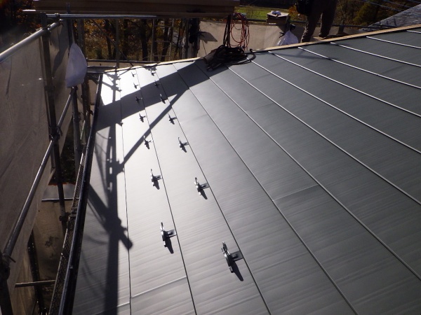 南面のルーフ貼り付けが終了しました