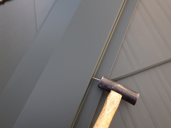 棟板金の取り付け中です