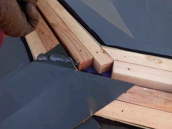 袖棟と大棟の納です