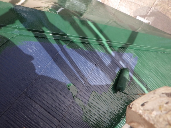 下屋根の中塗り中です