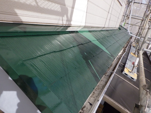 下屋根の中塗り終了です