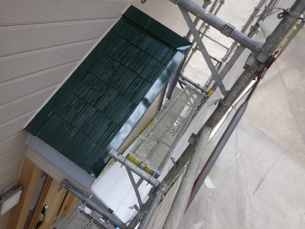 下屋根の中塗り終了です