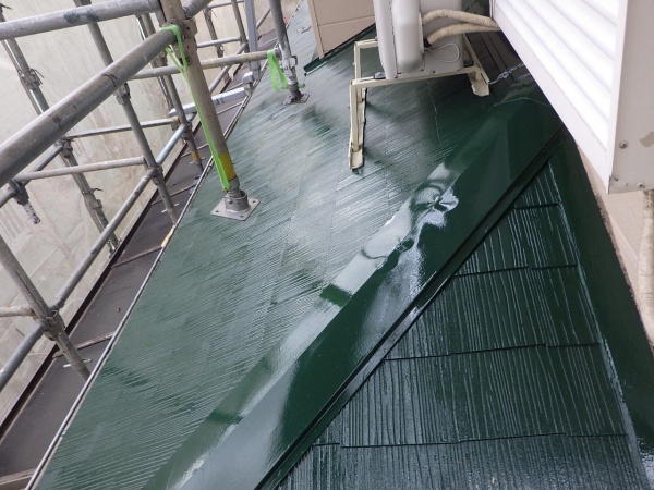 下屋根の中塗り終了です