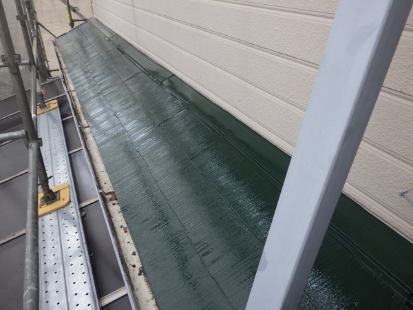 下屋根の上塗り塗装が終了しました