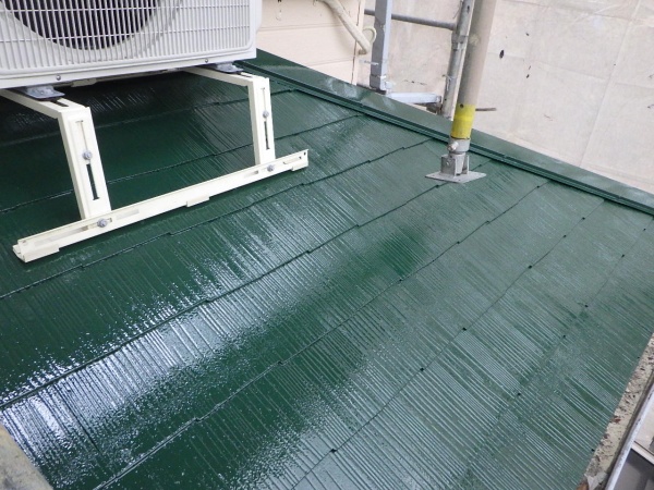 下屋根の上塗り塗装が終了しました