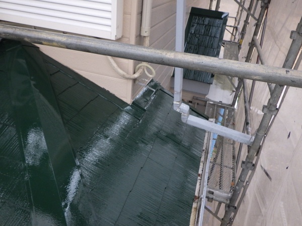 下屋根の上塗り塗装が終了しました