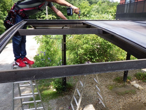 カーポート屋根材の撤去中です