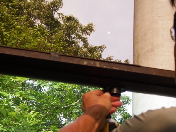 雨樋の修理中です